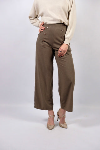 Atemberaubende 90s Marlenehose made in U.K. in einem tollen Oliv/Taupe, mit seitlichen Knöpfen, Eingrifftaschen, abnehmbaren Hosenträgern und weitem Bein – wir empfehlen die Hose einer XS – ein seltenes Fundstück und absolutes Highlight