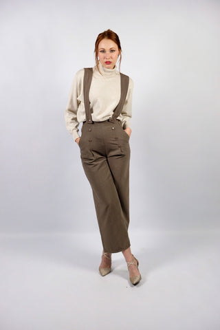 Atemberaubende 90s Marlenehose made in U.K. in einem tollen Oliv/Taupe, mit seitlichen Knöpfen, Eingrifftaschen, abnehmbaren Hosenträgern und weitem Bein – wir empfehlen die Hose einer XS – ein seltenes Fundstück und absolutes Highlight