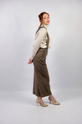 Atemberaubende 90s Marlenehose made in U.K. in einem tollen Oliv/Taupe, mit seitlichen Knöpfen, Eingrifftaschen, abnehmbaren Hosenträgern und weitem Bein – wir empfehlen die Hose einer XS – ein seltenes Fundstück und absolutes Highlight