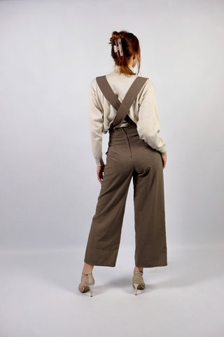 Atemberaubende 90s Marlenehose made in U.K. in einem tollen Oliv/Taupe, mit seitlichen Knöpfen, Eingrifftaschen, abnehmbaren Hosenträgern und weitem Bein – wir empfehlen die Hose einer XS – ein seltenes Fundstück und absolutes Highlight