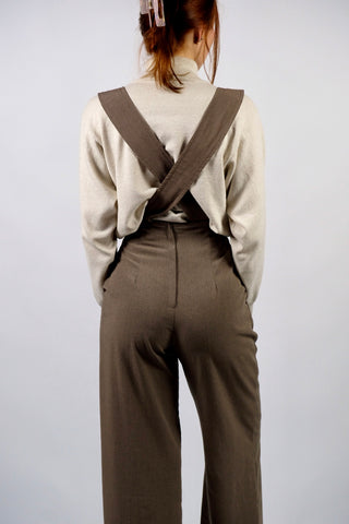 Atemberaubende 90s Marlenehose made in U.K. in einem tollen Oliv/Taupe, mit seitlichen Knöpfen, Eingrifftaschen, abnehmbaren Hosenträgern und weitem Bein – wir empfehlen die Hose einer XS – ein seltenes Fundstück und absolutes Highlight