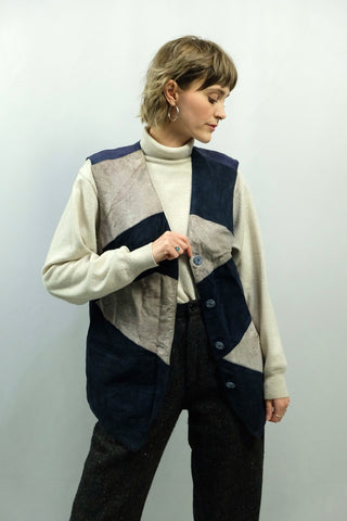 90s Weste aus echtem Veloursleder vorn mit Patchwork-Muster in Dunkelblau, Hellgrau und floralem Print in Rosé sowie dunkelblauem Rückenteil aus Stoff – Größe M