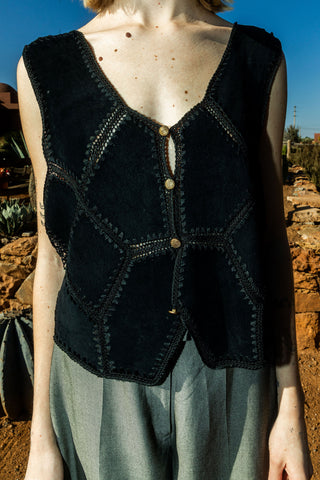 Schwarze 70s Patchwork Häkelweste aus Veloursleder, kürzerer Schnitt und zu empfehlen für eine M – ein seltenes Fundstück und absolutes Highlight