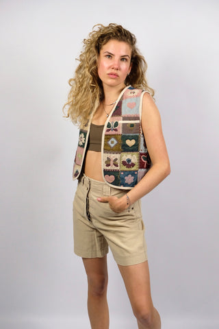 90s Weste mit tollem Boho Patchwork-Muster in Creme/Beige, Altrosa, Mauve, Hellgrün, Dunkelgrün, Dunkelrot, Blau- und Brauntönen – cropped und boxy geschnitten, ideal für eine XS – ein seltenes Fundstück und absolutes Highlight
