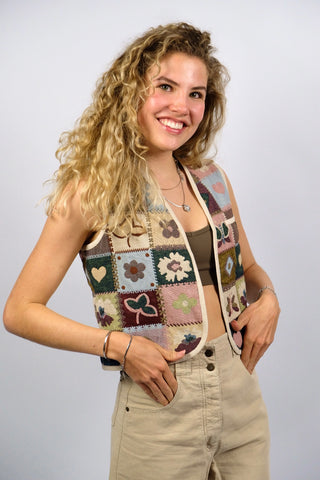 90s Weste mit tollem Boho Patchwork-Muster in Creme/Beige, Altrosa, Mauve, Hellgrün, Dunkelgrün, Dunkelrot, Blau- und Brauntönen – cropped und boxy geschnitten, ideal für eine XS – ein seltenes Fundstück und absolutes Highlight