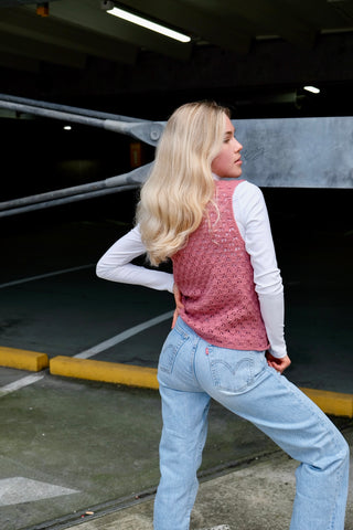 90s Handmade Häkelweste in einem schönen Altrosa, mit süßem Hakenverschluss in Silber – ideal für eine XS – ein absolutes Highlight