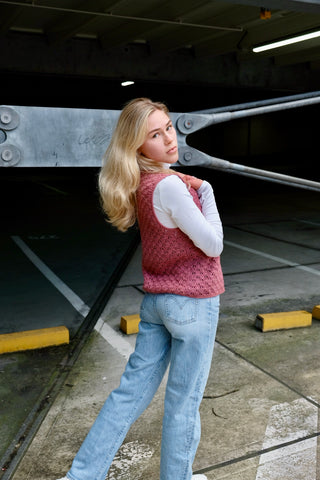 90s Handmade Häkelweste in einem schönen Altrosa, mit süßem Hakenverschluss in Silber – ideal für eine XS – ein absolutes Highlight