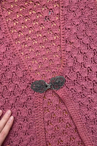 90s Handmade Häkelweste in einem schönen Altrosa, mit süßem Hakenverschluss in Silber – ideal für eine XS – ein absolutes Highlight