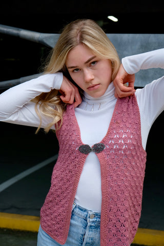 90s Handmade Häkelweste in einem schönen Altrosa, mit süßem Hakenverschluss in Silber – ideal für eine XS – ein absolutes Highlight