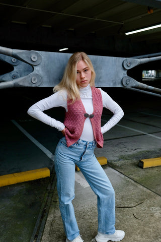 90s Handmade Häkelweste in einem schönen Altrosa, mit süßem Hakenverschluss in Silber – ideal für eine XS – ein absolutes Highlight