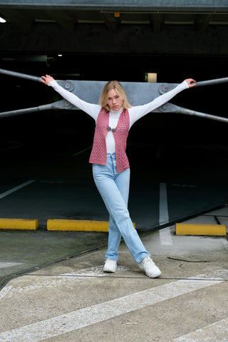 90s Handmade Häkelweste in einem schönen Altrosa, mit süßem Hakenverschluss in Silber – ideal für eine XS – ein absolutes Highlight