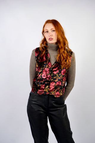 Schwarze 80s/90s Samtweste made in Italy, kurzer Schnitt sowie tolles Blumenmuster in Rot, Gold, Braun und (Oliv)grün – tragbar von einer S bis M je nach gewünschter Passform und ein absolutes Highlight