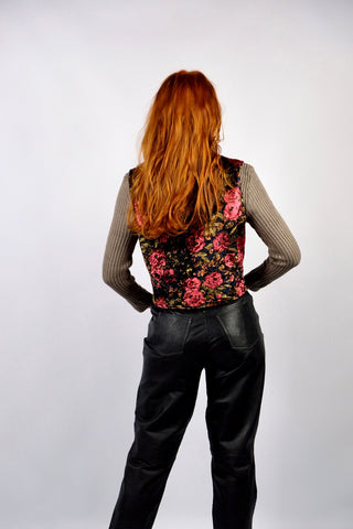 Schwarze 80s/90s Samtweste made in Italy, kurzer Schnitt sowie tolles Blumenmuster in Rot, Gold, Braun und (Oliv)grün – tragbar von einer S bis M je nach gewünschter Passform und ein absolutes Highlight