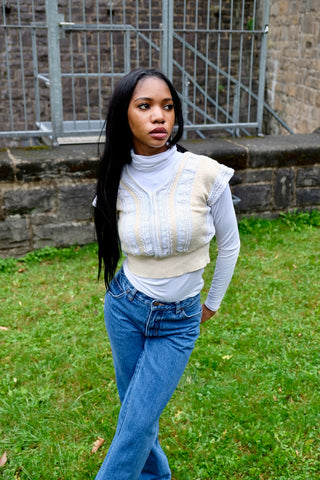 80s/90s Pullunder/Stricktop made in France mit V-Ausschnitt vorn und am Rücken, hübschem Zopfstrickmuster und Knopfdetails hinten; die Farbe ist ein tolles Vanillegelb/Beige und Weiß, der Pullunder ist cropped geschnitten und ideal für eine XS – ein absolutes Highlight