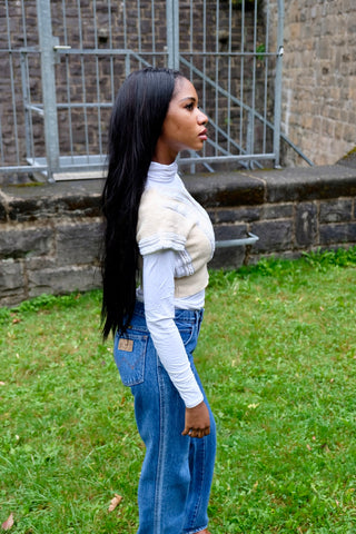 80s/90s Pullunder/Stricktop made in France mit V-Ausschnitt vorn und am Rücken, hübschem Zopfstrickmuster und Knopfdetails hinten; die Farbe ist ein tolles Vanillegelb/Beige und Weiß, der Pullunder ist cropped geschnitten und ideal für eine XS – ein absolutes Highlight