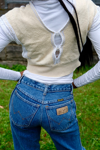 80s/90s Pullunder/Stricktop made in France mit V-Ausschnitt vorn und am Rücken, hübschem Zopfstrickmuster und Knopfdetails hinten; die Farbe ist ein tolles Vanillegelb/Beige und Weiß, der Pullunder ist cropped geschnitten und ideal für eine XS – ein absolutes Highlight