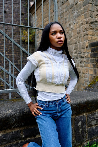 80s/90s Pullunder/Stricktop made in France mit V-Ausschnitt vorn und am Rücken, hübschem Zopfstrickmuster und Knopfdetails hinten; die Farbe ist ein tolles Vanillegelb/Beige und Weiß, der Pullunder ist cropped geschnitten und ideal für eine XS – ein absolutes Highlight