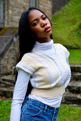80s/90s Pullunder/Stricktop made in France mit V-Ausschnitt vorn und am Rücken, hübschem Zopfstrickmuster und Knopfdetails hinten; die Farbe ist ein tolles Vanillegelb/Beige und Weiß, der Pullunder ist cropped geschnitten und ideal für eine XS – ein absolutes Highlight