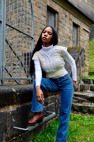 80s/90s Pullunder/Stricktop made in France mit V-Ausschnitt vorn und am Rücken, hübschem Zopfstrickmuster und Knopfdetails hinten; die Farbe ist ein tolles Vanillegelb/Beige und Weiß, der Pullunder ist cropped geschnitten und ideal für eine XS – ein absolutes Highlight