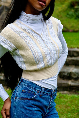 80s/90s Pullunder/Stricktop made in France mit V-Ausschnitt vorn und am Rücken, hübschem Zopfstrickmuster und Knopfdetails hinten; die Farbe ist ein tolles Vanillegelb/Beige und Weiß, der Pullunder ist cropped geschnitten und ideal für eine XS – ein absolutes Highlight
