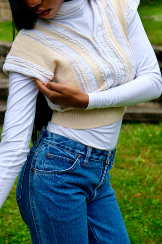 80s/90s Pullunder/Stricktop made in France mit V-Ausschnitt vorn und am Rücken, hübschem Zopfstrickmuster und Knopfdetails hinten; die Farbe ist ein tolles Vanillegelb/Beige und Weiß, der Pullunder ist cropped geschnitten und ideal für eine XS – ein absolutes Highlight