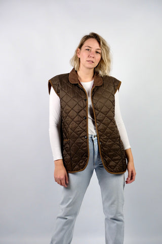 Braune 90s Steppweste made in England, mit Cordkragen und Taschen, die angegebene Größe ist L, fällt unserer Einschätzung nach jedoch größer aus (ca. XL, bitte Maße beachten)