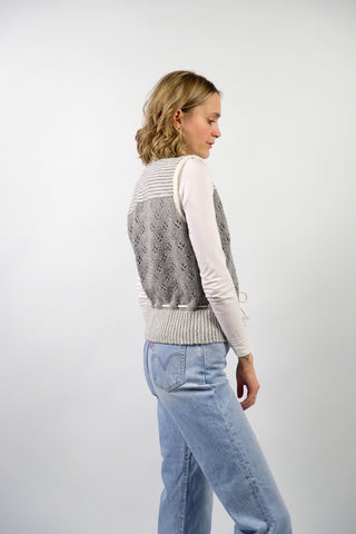 Handmade 90s Weste in Hellgrau und Weiß, kürzerer Schnitt mit Lochstrickmuster und Taillenbändchen zum Binden – ideal für eine XS und ein absolutes Highlight