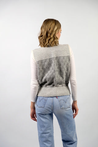 Handmade 90s Weste in Hellgrau und Weiß, kürzerer Schnitt mit Lochstrickmuster und Taillenbändchen zum Binden – ideal für eine XS und ein absolutes Highlight