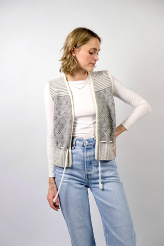 Handmade 90s Weste in Hellgrau und Weiß, kürzerer Schnitt mit Lochstrickmuster und Taillenbändchen zum Binden – ideal für eine XS und ein absolutes Highlight