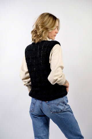 Handmade 90s Pullunder mit V-Kragen in Schwarz und Dunkelgrau mit tollem Lochstrickmuster – tragbar von einer S bis M je nach gewünschter Passform