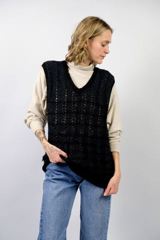 Handmade 90s Pullunder mit V-Kragen in Schwarz und Dunkelgrau mit tollem Lochstrickmuster – tragbar von einer S bis M je nach gewünschter Passform