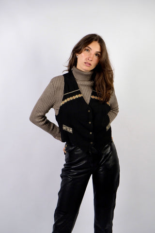 Schwarze, elegante 80s/90s Weste made in France, kurzer Schnitt und mit hübschen gold-gemusterten Borten verziert – wir empfehlen die Weste einer S – ein absolutes Highlight