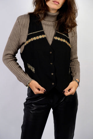 Schwarze, elegante 80s/90s Weste made in France, kurzer Schnitt und mit hübschen gold-gemusterten Borten verziert – wir empfehlen die Weste einer S – ein absolutes Highlight