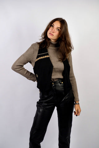 Schwarze, elegante 80s/90s Weste made in France, kurzer Schnitt und mit hübschen gold-gemusterten Borten verziert – wir empfehlen die Weste einer S – ein absolutes Highlight