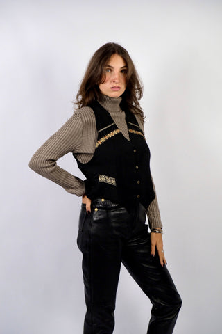 Schwarze, elegante 80s/90s Weste made in France, kurzer Schnitt und mit hübschen gold-gemusterten Borten verziert – wir empfehlen die Weste einer S – ein absolutes Highlight