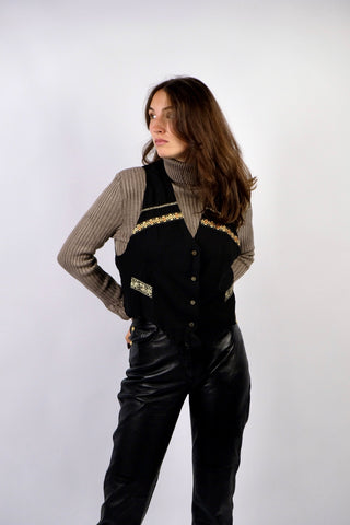 Schwarze, elegante 80s/90s Weste made in France, kurzer Schnitt und mit hübschen gold-gemusterten Borten verziert – wir empfehlen die Weste einer S – ein absolutes Highlight