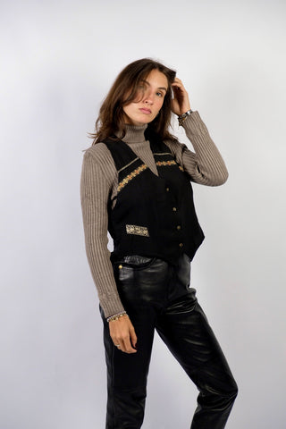 Schwarze, elegante 80s/90s Weste made in France, kurzer Schnitt und mit hübschen gold-gemusterten Borten verziert – wir empfehlen die Weste einer S – ein absolutes Highlight