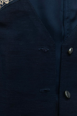 Schwarze, elegante 80s/90s Weste made in France, kurzer Schnitt und mit hübschen gold-gemusterten Borten verziert – wir empfehlen die Weste einer S – ein absolutes Highlight