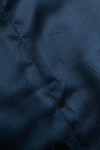 Schwarze, elegante 80s/90s Weste made in France, kurzer Schnitt und mit hübschen gold-gemusterten Borten verziert – wir empfehlen die Weste einer S – ein absolutes Highlight