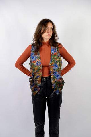 80s Weste aus reiner Viskose mit abstrakt-floralem Muster in Grün, Olivgold, Rot, Orange/Rost, Beige und Blautönen; mit kleinen Taschen und verstellbarem Rücken – entspricht ca. einer M/L (bitte Maße beachten) – ein absolutes Highlight
