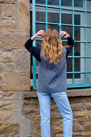 Graue 90s Steppweste aus Cupro (Kupferseide) mit Taschen und hübschen Knöpfen – Größe M und ein absolutes Highlight