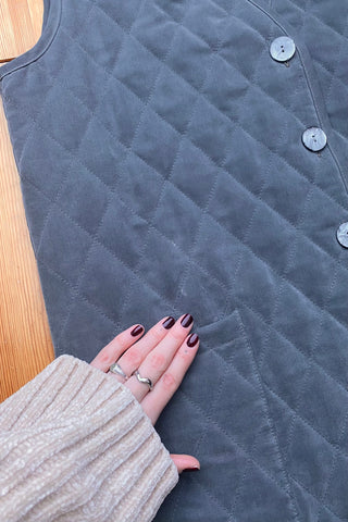 Graue 90s Steppweste aus Cupro (Kupferseide) mit Taschen und hübschen Knöpfen – Größe M und ein absolutes Highlight