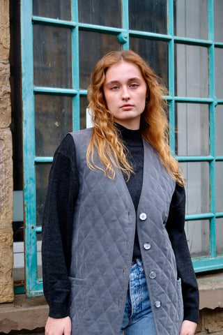 Graue 90s Steppweste aus Cupro (Kupferseide) mit Taschen und hübschen Knöpfen – Größe M und ein absolutes Highlight