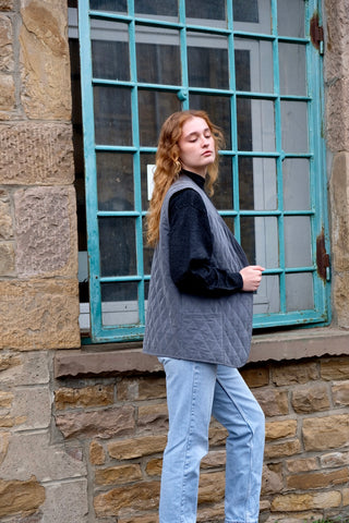 Graue 90s Steppweste aus Cupro (Kupferseide) mit Taschen und hübschen Knöpfen – Größe M und ein absolutes Highlight