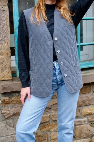 Graue 90s Steppweste aus Cupro (Kupferseide) mit Taschen und hübschen Knöpfen – Größe M und ein absolutes Highlight