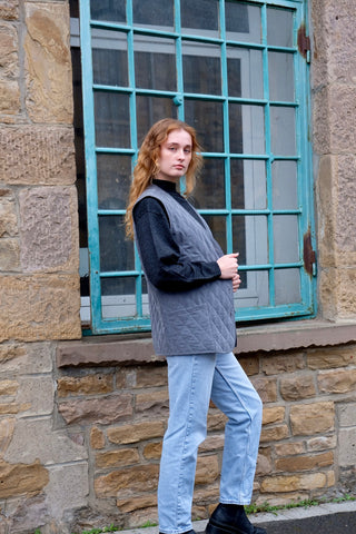 Graue 90s Steppweste aus Cupro (Kupferseide) mit Taschen und hübschen Knöpfen – Größe M und ein absolutes Highlight