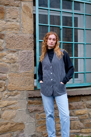 Graue 90s Steppweste aus Cupro (Kupferseide) mit Taschen und hübschen Knöpfen – Größe M und ein absolutes Highlight