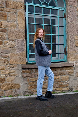 Graue 90s Steppweste aus Cupro (Kupferseide) mit Taschen und hübschen Knöpfen – Größe M und ein absolutes Highlight