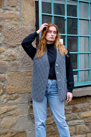 Graue 90s Steppweste aus Cupro (Kupferseide) mit Taschen und hübschen Knöpfen – Größe M und ein absolutes Highlight