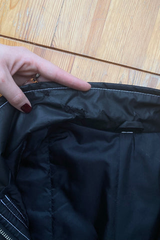 Schwarze 90s Utility Weste mit Knebelverschlüssen und weißen Kontrastnähten – Größe M/L